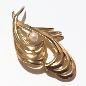 Vintage Brooks Gold Tone and Genuine Pearl Freeform Brooch